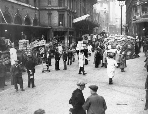 Old Billingsgate Fish Market in the City of London - Flashbak