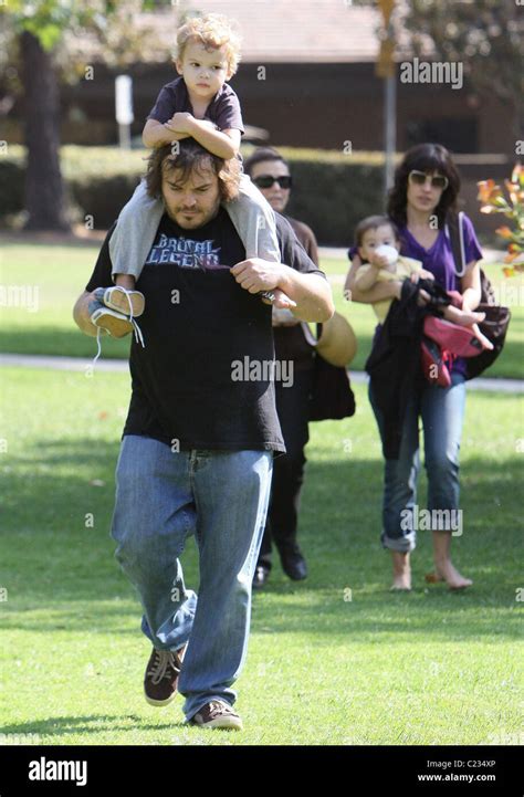 Jack Black spends time with his son at Coldwater Park Los Angeles ...