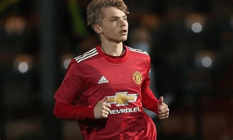 Isak Hansen-Aaroen trains with the Manchester United first team ...