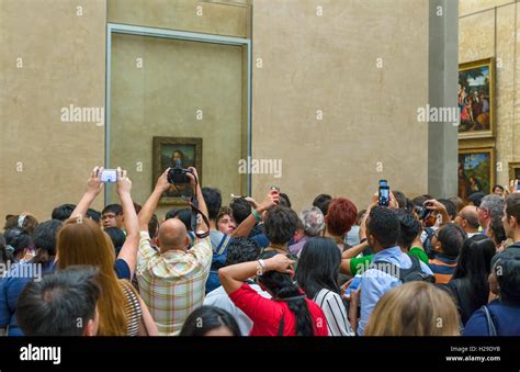 Mona lisa louvre crowds hi-res stock photography and images - Alamy