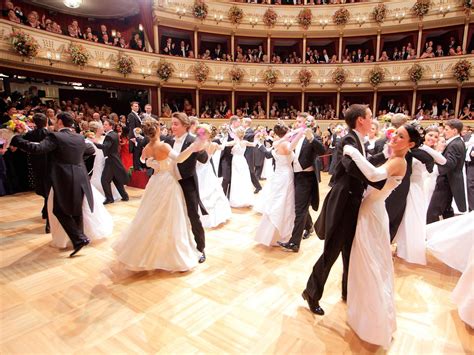 The meaning and symbolism of the word - «Ball (dance)»