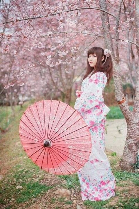 Lovely girl in yukata. #Sakura | 浴衣美人, 着物, 着物 ポーズ