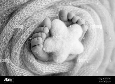 Premature baby feet heart hi-res stock photography and images - Alamy