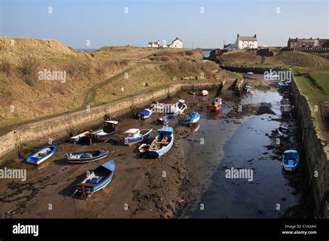 Seaton sluice harbour hi-res stock photography and images - Alamy