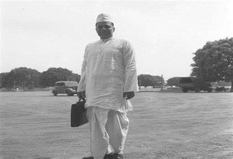 1947 : First Finance Minister of India , Shri Shanmukham Chetty With His Briefcase : r/IndiaSpeaks