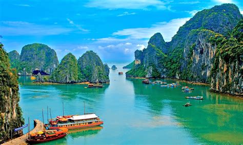 Beautiful Scenery of Halong Bay, Vietnam