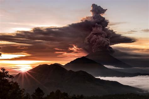 Bali volcano: Airports remain closed, 100,000 to evacuate as Mount Agung continues to spew ash ...