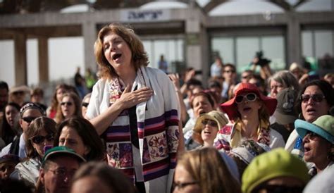 Western Wall Rabbi Apologizes for Turning Away Woman in Kippah – The Forward