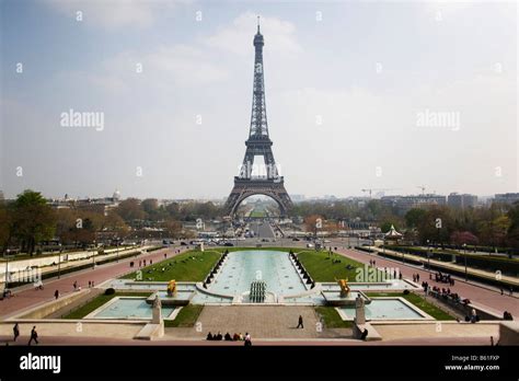 A view of the Jardins du Trocadero and Eiffel Tower from the Palais de ...