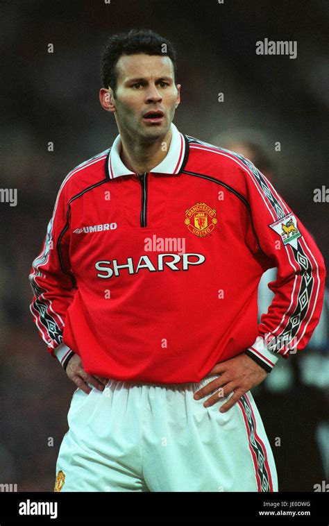 RYAN GIGGS MANCHESTER UNITED FC 03 February 2000 Stock Photo - Alamy