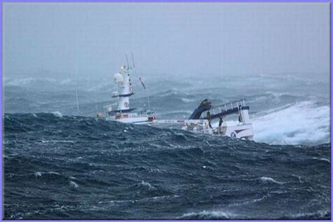 A Fishing Ship Caught in the Middle of a Storm (10 pics) | Ocean ...