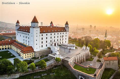 HD wallpaper: building, Slovakia, Bratislava, city, castle, flag ...