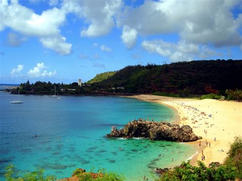 Waimea Bay on the North Shore (Oahu) - Visitor Guide