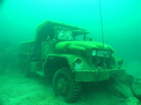 Truck under water Underwater Ruins, Underwater Pictures, Abandoned Cars, Abandoned Places ...