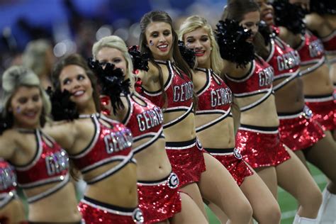 Football World Reacts To Georgia Cheerleader Photo - The Spun