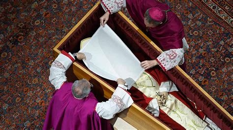 Kirche-und-Leben.de - Papst Benedikt XVI. in den Grotten des Petersdoms beigesetzt