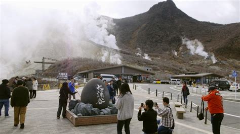 Popular Mt. Hakone tourist site reopens after volcano scare