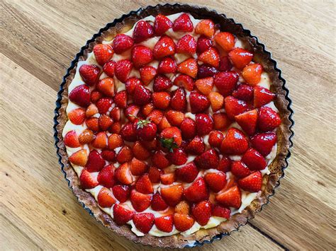 Easy Strawberry Tart Recipe - Mrsfoodiemumma - Dessert