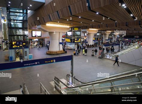 Concourse at London Bridge Station National Rail Stock Photo - Alamy