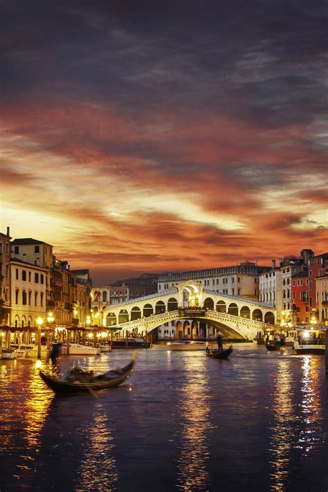 Rialto Bridge at Sunset. The Rialto Bridge in Venice Italy is an icon ...