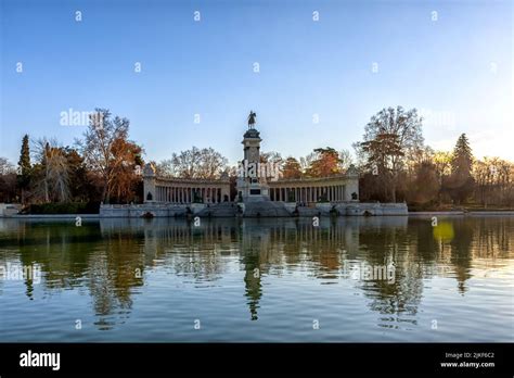 Monumento a Alfonso XII en el Parque del Buen Retiro, Madrid, España ...