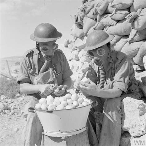 Soldiers wearing gas masks while peeling onions at Tobruk, 15 October 1941. | Fotoğraf, Asker ...