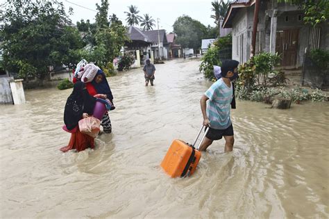 Death toll in Indonesia flash floods rises to 32; 16 missing