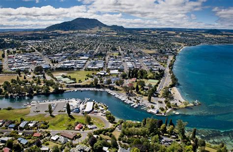 Skydive Taupo: The Best Skydiving in New Zealand | Faraway Lucy