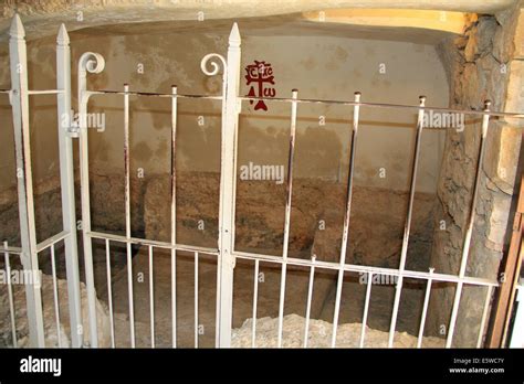 Inside what is believed to be the tomb of Jesus Christ in Jerusalem, Israel Stock Photo - Alamy