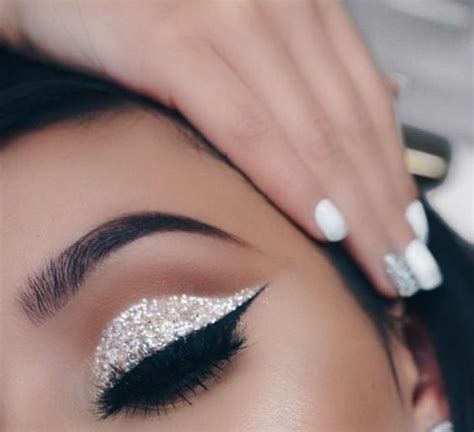 Amazing white glitter, love it | Silver eye makeup, Silver glitter eye makeup, Glitter eye makeup