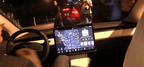 tesla screen - Electrek