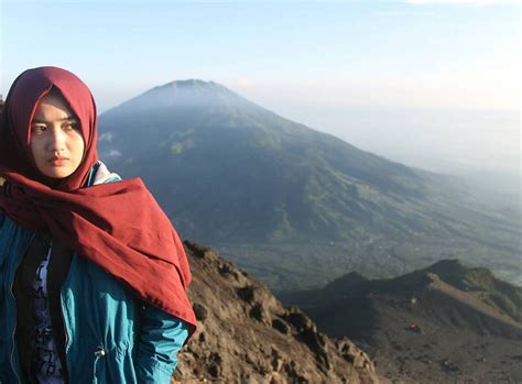 5 Pendaki Cantik Indonesia Berhijab, Cantiknya Bikin Adem ...