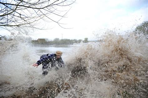 Pictures capture the moment a Severn Bore spectator was nearly washed away - Gloucestershire Live