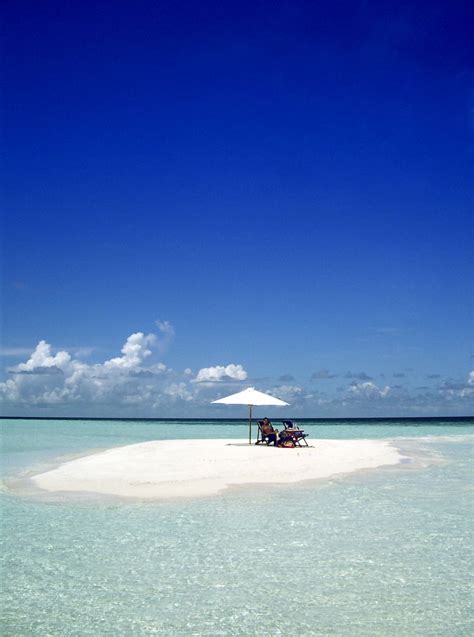 Small island in the Maldives | Malediven urlaub, Reiseziele und Schöne orte