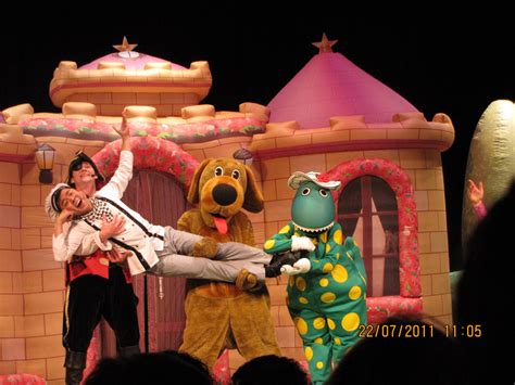 What's up Hampton Place?: Dorothy the dinosaur show