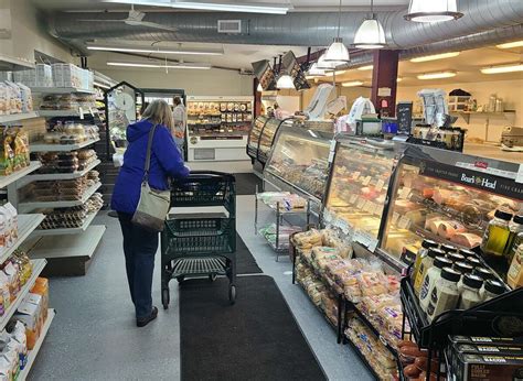 After years without a grocery store, Chester Hometown Market opens in town