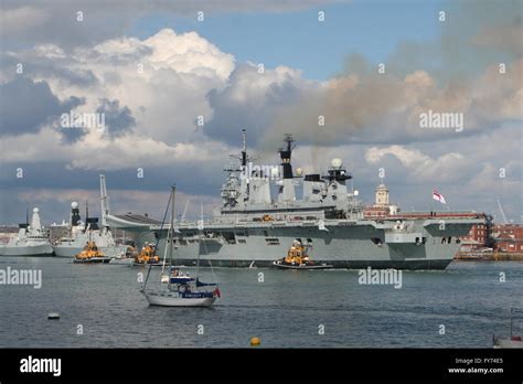 Hms illustrious falklands hi-res stock photography and images - Alamy