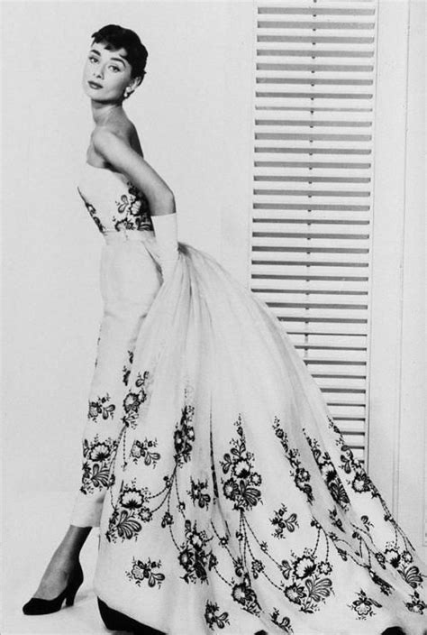 Audrey Hepbun, vestuario de la película Sabrina en 1954. | Vestidos ...