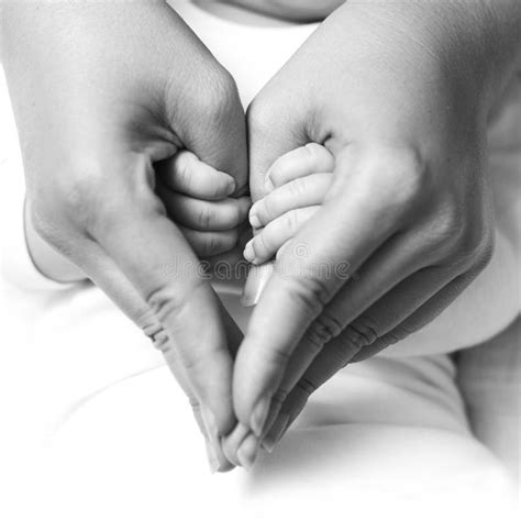 List 90+ Pictures A Mother Holds Her Child's Hand Latest