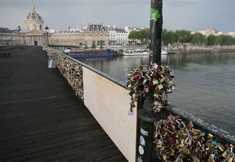 Liebesschlösser in Paris: Pont des Arts bricht teilweise zusammen - DER ...