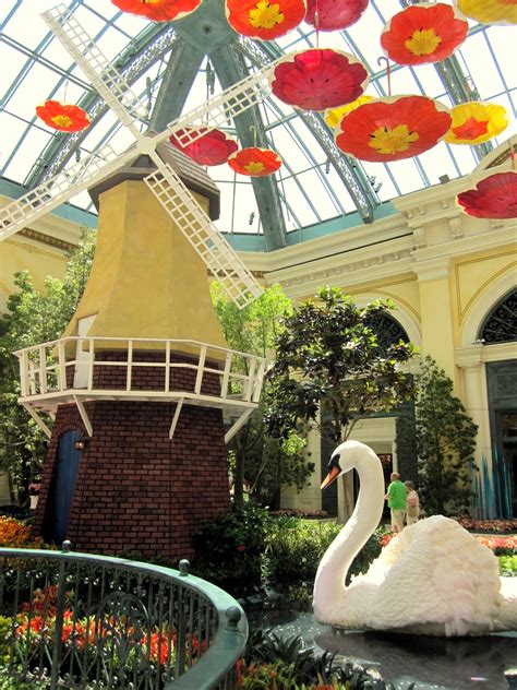 Bellagio Conservatory and Botanical Gardens (Las Vegas) ~ rolling writes