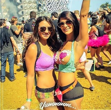 Tomorrowland Nedir | Rave girls, Rave outfits, Edm girls