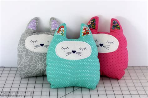 Free stuffed cat sewing pattern and tutorial - Swoodson Says