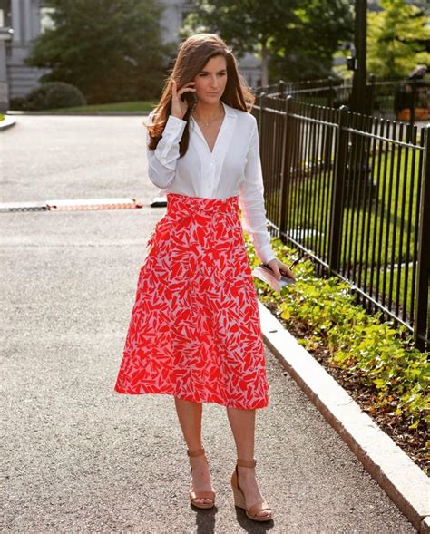 Kaitlyn Collins | Professional outfits, Kaitlan collins, Dress skirt