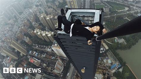 Chinese rooftop climber dies in 62-storey fall - BBC News