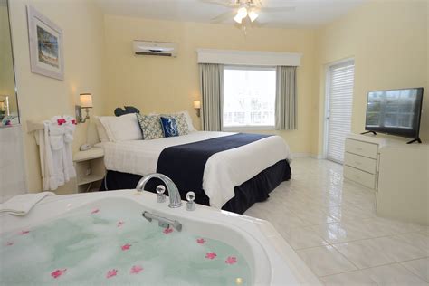 Grand Canal Deluxe Three Bedroom Suite - Sandyport Beach Resort