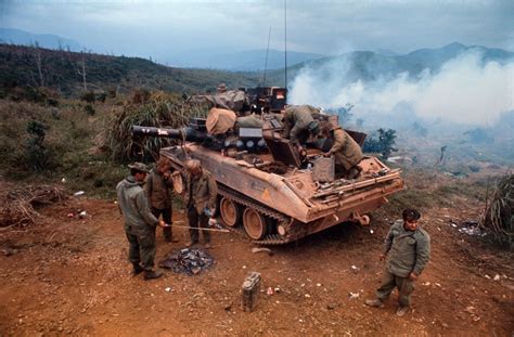 Khe Sanh 1971 - American Soldiers with M551 Sheridan Tank | Vietnam war, Vietnam tank, Vietnam