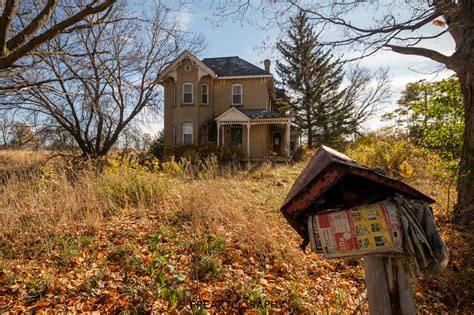 Exploring an Abandoned House in Ontario Canada | FREAKTOGRAPHY