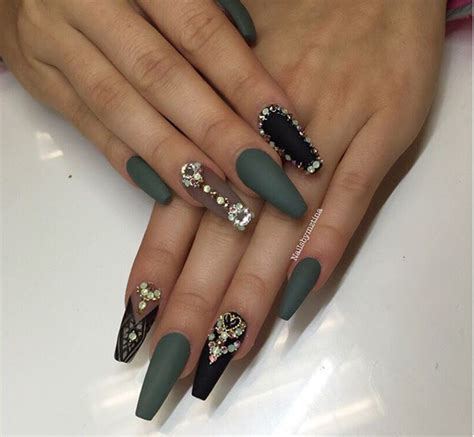 Pin by yajayra Santiago on ~PRETTY FINGERS & PRETTY TOES~ | Olive nails, Fashion nails, Green nails