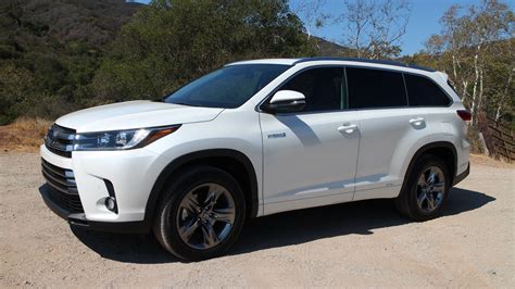 2017 Toyota Highlander Hybrid: brief drive of updated three-row SUV